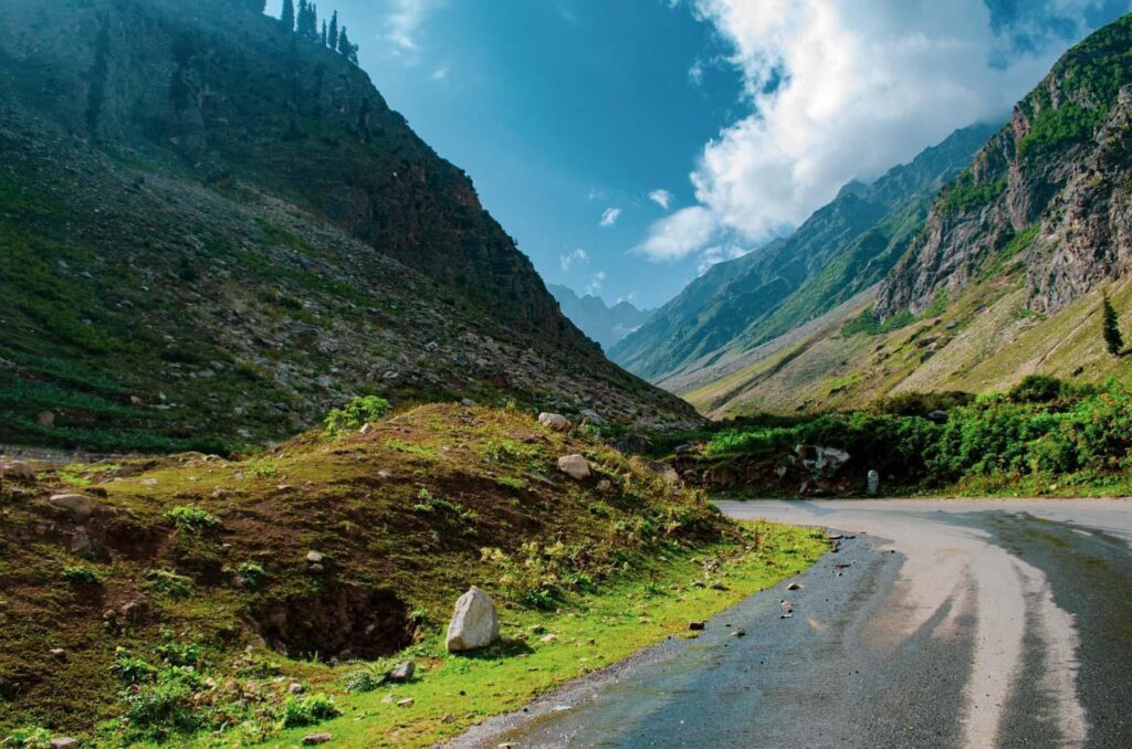 Pakistan to China by Bus< Faisal Movers, Naran
